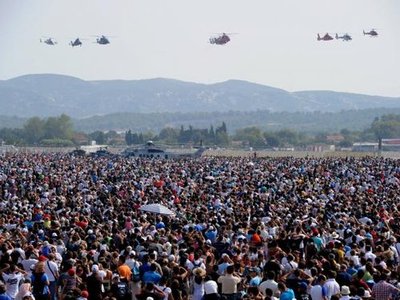 80 000 personnes ont assisté aux spectaculaires shows aériens du premier fabricant d'hélicoptères mondial - Photo Frédéric Speich