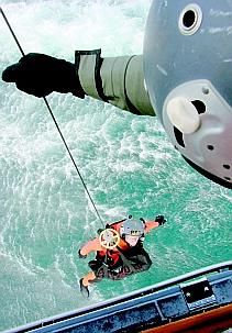 Le plongeur Benoït Barthelemy remonte à bord du Dauphin après un bon quart d'heure d'exercice sur la vedette de la SNSM - Photo La voix