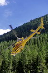 Pascal Brun aux commandes de son AS 350 B3+ F-HFBI est un expert du vol montagne et l'un des acteurs du secours en montagne - Photo © Jean-Marie Potelle