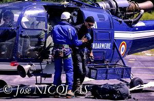 L'Alouette III F-MJBL vient de se poser sur la DZ des Bois à Chamonix après avoir récupré la victime - Photo © José NICOLAS - Tous droits réservés