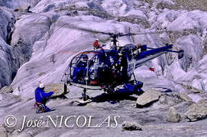 Avec un secouriste pour réferentiel, l'Alouette III F-MJBL du DAG de Chamonix se pose sur le glacier - Photo © José NICOLAS - Tous droits réservés