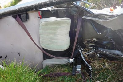 Sur cette photo de l'épave on aperçoit à l'arrière du dossier du siège passager la commande rouge qui permet d'ouvrir ou de fermer l'alimentation en carburant -Photo Lukas Garcia
