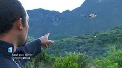 Du lundi au vendredi, l'hélicoptère de Mafate Hélicoptère piloté par Jean-Sébastien ravitaille les huit cents habitants - Photo France 3 Faut pas réver