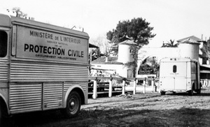 Fourgon Citroen HY Protection civile au stade municipal de Fréjus Barrage de Malpasset 3-12-1959- Photo Yves RIGAUX collection Famille Rigaux