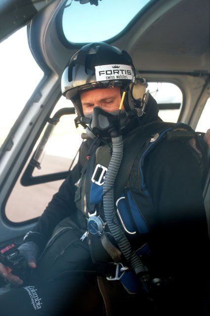 Fred North aux commandes de son AS 350 B2 Squirrel immatriculé ZS-RHA, le 23 mars 2002 - Photo DR DPPI