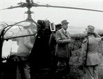 Le Général de Gaulle descendant d'une Alouette II en Algérie - Photo d'archives ?