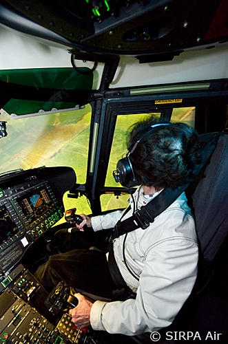 Générale Valérie André aux commandes du simulateur - Photo Anthony Jeuland - SIRPA AIR 