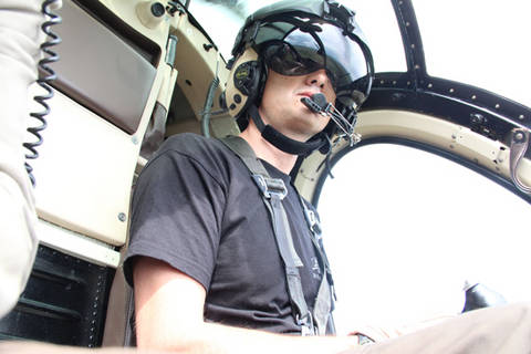 Le pilote doit rester très concentré lorsqu'il vole à très basse altitude.- Photo leveil.fr