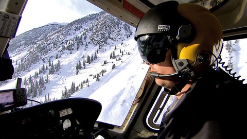 Mike Johnson, pilote d'hélicoptère à la Base de Goden en Colombie-Britannique - Photo France Télévision - Faut Pas Rêver 2010