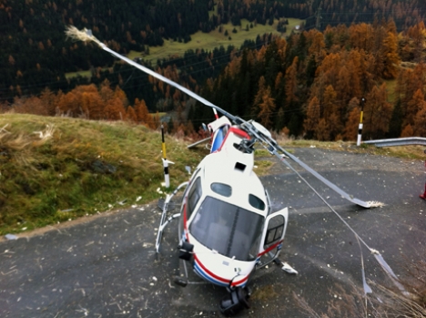 L'hélicoptère AS 350 B3 HB-ZGIqui transportait une caméra pour le tournage d'un film a fait une chute brutale de 3 mètres de haut sur une route lundi matin en Basse-Engadine (GR) - Photo © KEYSTONE
