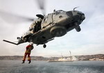 Hélitreuillage d'un marin-pompier depuis un Caïman - Photo © Thibaut Claisse Marine Nationale