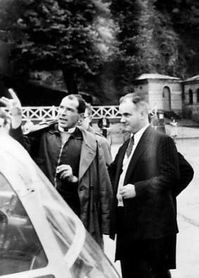  Les explications du pilote Josef "Sepp" Bauer à Joseph Halléguen, maire de Quimper, en Septembre 1950 - Photo DR bretagne-aviation.fr
