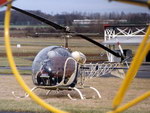 Cliquez pour agrandir la photo : le Bell 47 de Catherine derrière la crosse de l'Alouette 2 - Photo collection JMP