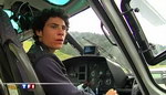 Hugo Blugeon, son fils de 18 ans aux commandes de l'AS350 B3 F-HCBH qui, comme ses autres frères, deviendra pilote d'hélicoptères - Photo © TF1
