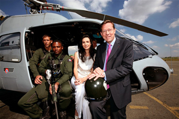 Marie Drucker et Pierre Servent posent devant un Hélicoptère Fennec - Photo © Christophe Russeil