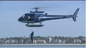 L'AS350 BA F-MJCE de la Section Aérienne de Gendarmerie en cours d'hélitreuillage.