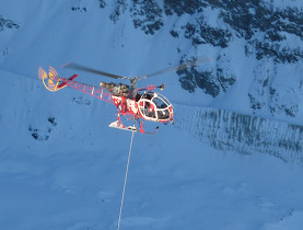  Un hélicoptère d'Air Zermatt avec un filin de sauvetage dans le massif du Cervin - Photo Air Zermatt)