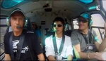 A bord de l'AS 350 B3e F-OMAB avec de gauche à droite : Yann Foucque, le Pilote, Mathieu Cernot, gérant de Mafate Hélicoptère et Sébastien Turay, journaliste - Photo France 3