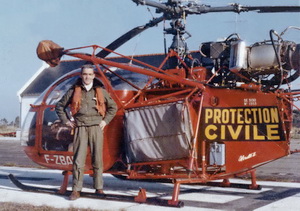 Jean Le Gac pose devant l'Alouette 2 F-ZBAB Protection civile après mai 1962 - Photo DR famille Le Gac.