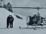 André Contamine et Jean Moine avec le Bell 47 posé au col du Midi - Photo DR