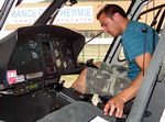 Le pilote Kevin Mormann aux commandes de l'AS 350 B3 F-HEIN - Photo © Patrick Gisle