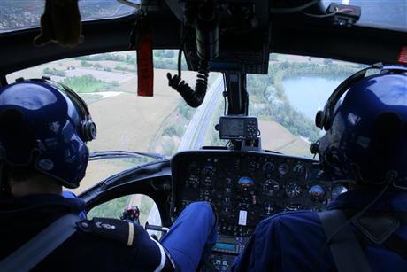 À bord de l'Ecureuil, le capitaine Combe, commandant en second de l'escadron départemental de sécurité routière,