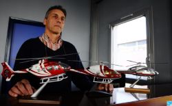 Didier Payen devant la maquette des hélicoptères qui ont tour à tour équipé la station de pilotage - Photo lavoixdunord.fr