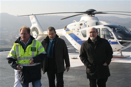 La procédure pour l'atterrissage de l'hélicoptère du Samu de Grenoble n'a pas posé de problèmes. Le test sur l'hélistation du médipôle est donc concluant. Photo CHPO/Sébastien SOLLIER