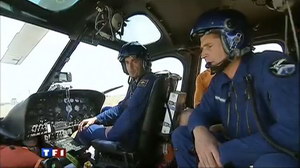 L'équipage de l'Ecureuil F-MJCN avec aux commandes le lieutenant Laurent Saintespes, chef de base du Détachement Aérien de Bayonne (Pyrénées-Atlantiques) - Photo TF1