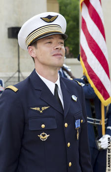 Le commandant Guillaume Vernet, pilote d'hélicoptère, a reçu des mains du général Norton Schwartz, chef d'état-major de l'United States Air Force (USAF), deux hautes décorations au cours d'une cérémonie au mémorial "La Fayette" à Marnes-la Coquette (92) - Photo © Armée de l'Air