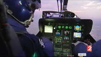 A gauche, le Colonel Daniel Leimbacher (Commandant des Forces Aériennes de la Gendarmerie) - Photo France 2