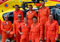 Les équipages de Dragon 971 avec en haut, de gauche à droite : Yann Morvan (pilote instructeur), Gilles Lombard (pilote), Stéphane Berthel (responsable mécanicien opérateur de bord). En bas, de gauche à droite : Jean-Jacques Jacquot (pilote chef de base), Jean-Marc Baty (pilote), Frédéric Chambon et Jean-François Sarda (mécaniciens opérateurs de bord), François Hoarau et Hervé Vaysse (techniciens radio sol) - Photo GHSC
