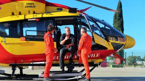 Les pilotes Richard Peyre et Renaud Guillermet encadrent leur instructeur, Peter Doerin - Photo DR DL