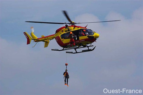 L'hélitreuillage, comme celui de Groix dans la nuit de samedi à dimanche, est une opération de secours délicate, qui nécessite des heures d'entraînement et de formation Photo Archives Sécurité Civile.