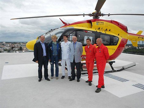  Président, médecin et directeur général du CHD ont assisté, émus, au premier atterrissage sur la nouvelle hélistation.