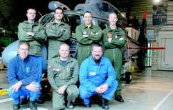 Le lieutenant de vaisseau Trian (troisième en haut en partant de la gauche) pilotait le Dauphin, lundi, au-dessus de Boulogne