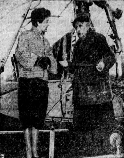 Marie Marvingt et le capitaine Valérie André en discussion devant le SO1221 Djinn F-WGVY en avril 1955 - Photo DR The Edmonton Journal