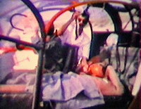 Le Dr Gamain installe la victime dans l'Alouette II - Photo extraite du film