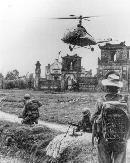 Valérie André aux commandes d'un Hiller UH-12A sur le point d'atterrir pour évacuer les blessés de l'opération « Crachin » en Février 1952 (menée du 16 au 27 février 1952, dans la région entre Ninh Giang) - Photo ECPAD