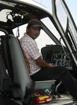 Sabin Basnyat aux commandes de l'AS 350 - Photo © afp