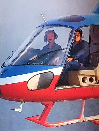 Le pilote (Michel Anglade à confirmer) aux commandes de l'hélicoptère AS350BA F-GCJC d'HELI FRANCE au-dessus de Paris lors du shooting en 1984 - Photo © Patrick Magaud.