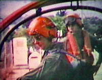 Le pilote Michel Durand aux commandes de l'Alouette II avec Francis Delafosse - Photo extraite du film