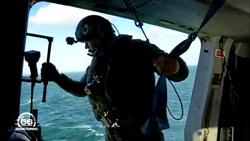 Le Mécanicien-Treuilliste se prépare à treuiller le sauveteur - Photo 66 Minutes