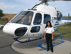Nadine Oya, 37 ans, 1 700 heures de vol sur hélicoptère, est la seule femme pilote professionnel d'hélicoptère civil à travailler à la Réunion au sein d'Hélilagon - Photo © Alain DUPUIS