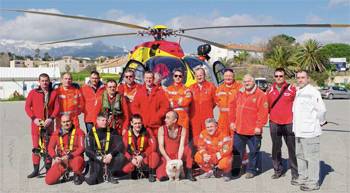 Une équipe soudée et motivée autour du Dragon 2B, pour un exercice d'hélitreuillage avec les sauveteurs de la SNSM de Solenzara, les sauveteurs-plongeurs du Grima de Haute-Corse et du service départemental d'Incendie et de secours de Haute-Corse - Photo J.D.
