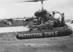En démonstration à Neuvic en Corrèze le 29 juillet 1956 avec le Bell 47 G2 F-BHMG équipé de boudins - Photo : collection particulière Frédéric Plancard