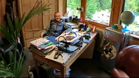 Pascal à son bureau... au sol - Photo France 5