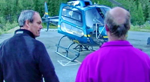 Pascal offre à son ami Didier un dernier vol dans le Massif du Mont-Blanc aux commandes de l'AS 350 B3 F-GTTB - Photo extraite du reportage "Sauvetages en haute montagne" diffusé sur Numéro 23
