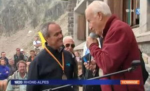 Pascal Brun, très ému, reçoit la médaille de l'aéronautique des mains de Claude Aubé - Photo France3 Rhône-Alpes