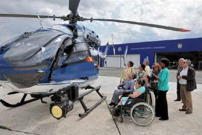 En admiration devant l'EC 145 de la SAG - Photo © ASF